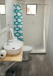 La salle de bains est pourvue d'un lavabo, de toilettes et d'une douche. dans l'établissement Ollivanders Estate, à KwaNgendezi
