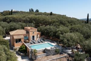 een luchtfoto van een villa met zwembad bij Villa Apanemia by Villa Plus in Kassiopi