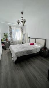 1 dormitorio con 1 cama grande y suelo de madera en Central Quick, private parking, en Cluj-Napoca