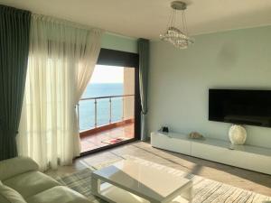ドプラー・ヴォダにあるАpartment 555の海の見えるリビングルーム