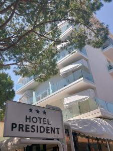 リド・ディ・イエゾロにあるHotel Presidentの建物前のホテル登録標識