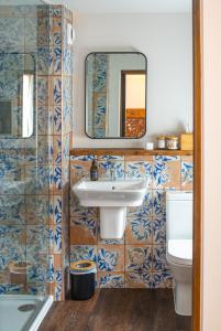 ein Badezimmer mit einem Waschbecken, einem Spiegel und einem WC in der Unterkunft Parador 44 in Cardiff