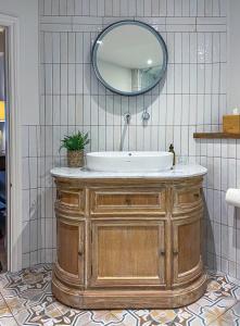 a bathroom with a sink and a mirror at Parador 44 in Cardiff +16 photos