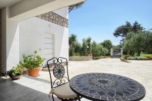 a table and chair on a patio with a courtyard at La Gesina B&B in Piano di Sorrento