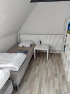 una camera da letto con due letti e un tavolo di 210 m2 hus til 8 gæster - 5 km fra nyt stort vandland a Nordborg