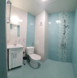 een badkamer met een toilet, een douche en een wastafel bij Къща за гости - Пролет in Lozenets