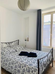 a bed with two blue pillows on it in a bedroom at Centre ville (1) : superbe appartement climatisé in La Flèche +2 photos