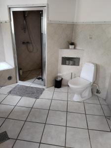 un bagno con wc e doccia di 210 m2 hus til 8 gæster - 5 km fra nyt stort vandland a Nordborg