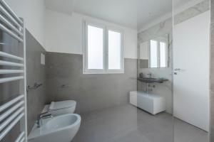 A bathroom at Venti di Laguna Még 37 kép