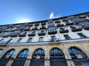 wysoki budynek z oknami na boku w obiekcie Ria AC by Staynnapartments w mieście Bilbao