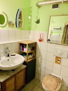 カッセルにあるゲステジマー アム ヴァインベルグのバスルーム(洗面台、鏡付)