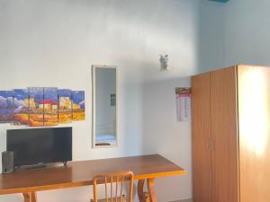 a desk with a television and a mirror on a wall at GALLIPOLI DUESTANZE in Gallipoli