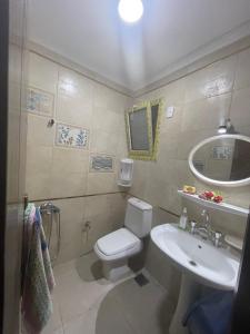 A bathroom at Amazing Sea View 2 bedroom apartment Még 37 kép