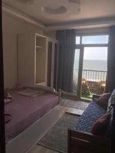 A bed or beds in a room at Amazing Sea View 2 bedroom apartment