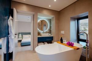 1 dormitorio y baño con bañera grande. en Artis Blue Relax en Himare