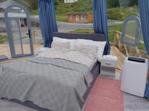 una camera da letto con un letto in un gazebo di Botnen Camping a Botnen