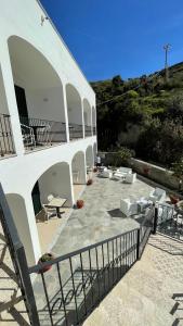 un edificio bianco con balcone e patio. di Casa Maria luxury B&B a Ischia