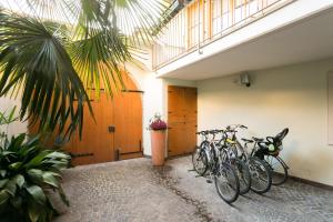 a group of bikes parked next to a building at Residenza San Rocco in Arco