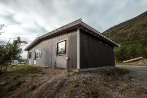 un pequeño edificio sentado al lado de una carretera en Villa Saananjuuri, en Kilpisjärvi