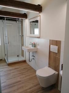 Koupelna v ubytování Ferienhaus Heideck + 28 fotografií