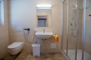 エールヴァルトにあるGästehaus Alpensternのバスルーム(洗面台、トイレ、シャワー付)