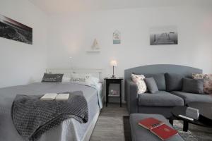 - une chambre avec un lit et un canapé dans l'établissement Haus Seebad Wohnung 2, à Grömitz