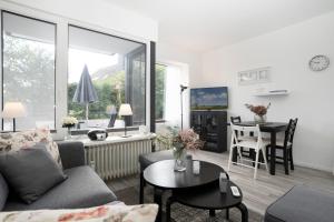 - un salon avec un canapé et une table dans l'établissement Haus Seebad Wohnung 2, à Grömitz