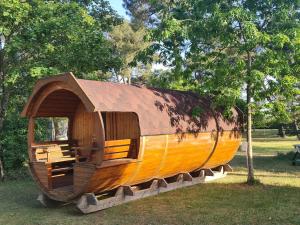 un gran barco de madera expuesto en un parque en Camping La Maltournée en Sigloy
