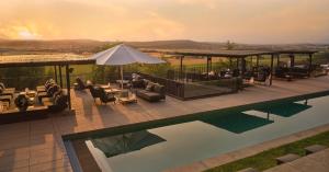 een villa met een zwembad en uitzicht op het landschap bij Hotel Castell d'Emporda in La Bisbal