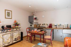 Køkken eller tekøkken på THE HYDE- secret hide away, near the beach.