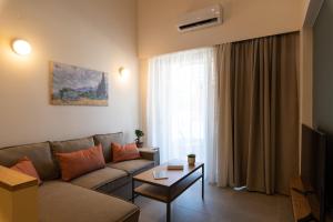 salon z kanapą i stołem w obiekcie Dimitra Central Apts w Chanii