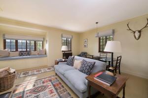 una sala de estar con un sofá y una mesa en The Queen's Hut, en Aboyne