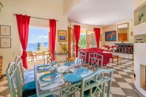 een keuken en een woonkamer met een tafel en stoelen bij Villa Vrysoulla by Villa Plus in Nisakion