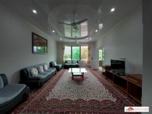 un soggiorno con un divano e una TV di Ehsan-e-Bassi a Gilgit