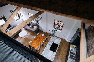 una vista aérea de una sala de estar con una mesa de madera en The Eden Warehouse - Green Apartment, sleeps 5 en Southport
