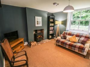 ein Wohnzimmer mit Couch und Kamin in der Unterkunft Snowdrop Cottage in Scarborough