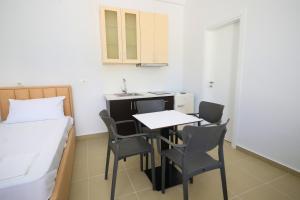 Camera piccola con letto, tavolo e sedie di Vila S&S a Vlorë