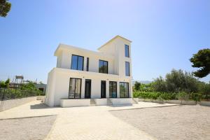 una casa bianca con molte finestre di Vila S&S a Vlorë