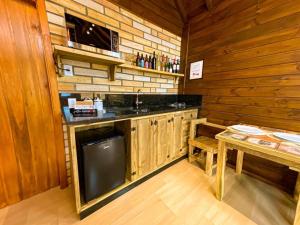 a kitchen with a counter and a stove in a cabin at Chalé Miragem dos Canyons in Praia Grande