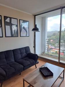 sala de estar con sofá y mesa en NM ApartHotel Castellon, en Concepción