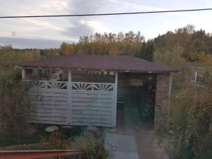 un garage avec une porte en bois et un portail dans l'établissement Toporzanka, 