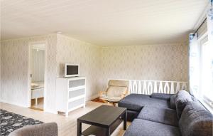 - un salon avec un canapé et une télévision dans l'établissement Nice Home In Lilla Edet With House A Panoramic View, à Lilla Edet