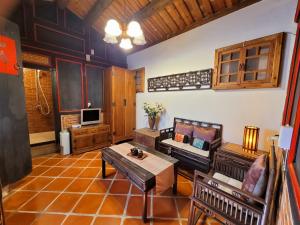 a living room with a couch and a table at Da Fu Di B&B in Jincheng