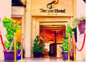 a tono hotel con piante di fronte di Torino Hotel Amman ad Amman