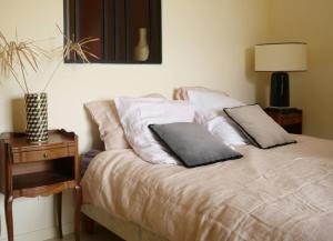 Cama o camas de una habitación en Maison d´hôtes Le Mas des Vignes