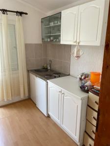 Kuchyň nebo kuchyňský kout v ubytování Adria MN Apartment