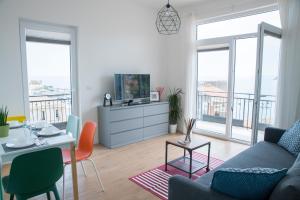 TV a/nebo společenská místnost v ubytování Occhi sul mare Apartment