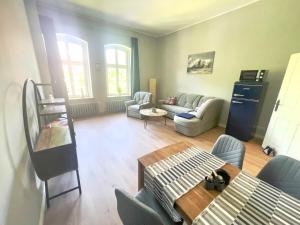 ein Wohnzimmer mit einem Sofa und einem Tisch in der Unterkunft Leichtmatrose - Sternschanze in Stralsund