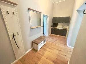 ein leeres Zimmer mit einer Tür und einer Küche in der Unterkunft Leichtmatrose - Sternschanze in Stralsund