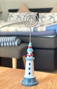 ein Leuchtturm mit Spielzeug auf einem Tisch in der Unterkunft Leichtmatrose - Sternschanze in Stralsund